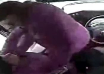 Yolcu dolu halk otobüsünde şoföre silah çeken kişi polis çıktı
