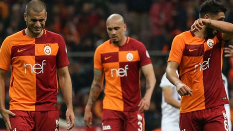 Akhisar’a yenilen Galatasaray Trabzonspor’u da yaktı