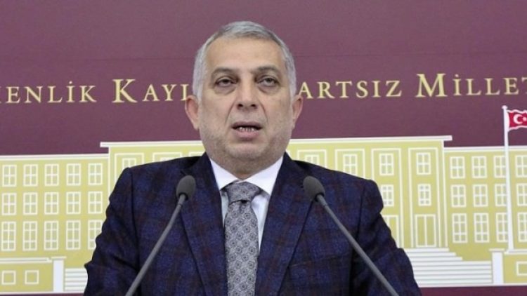 AKP’li Vekil Metin Külünk ailesi için tiyatro kapattırdı