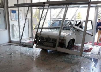 Kamyonetle hükümet konağına girdi…
