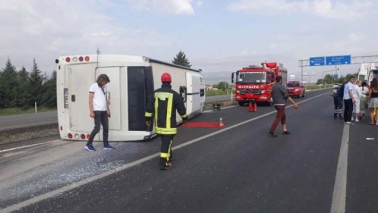 Denizli’de turist otobüsü devrildi: 17 yaralı