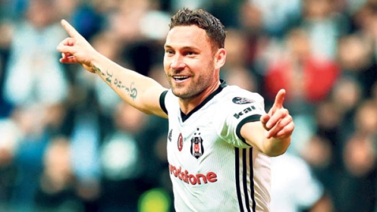 Beşiktaş’ta ilk ayrılık gerçekleşti; Tosic Çin’e transfer oldu!