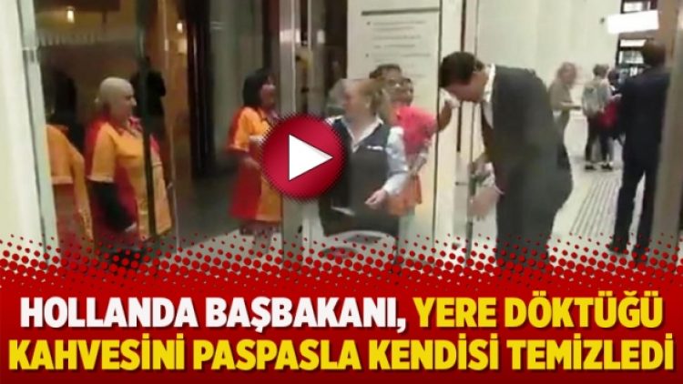 Hollanda Başbakanı, yere döktüğü kahvesini paspasla kendisi temizledi