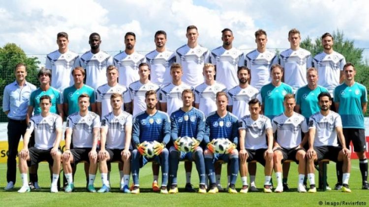 Özil ve Gündoğan’a takım arkadaşlarından tam destek