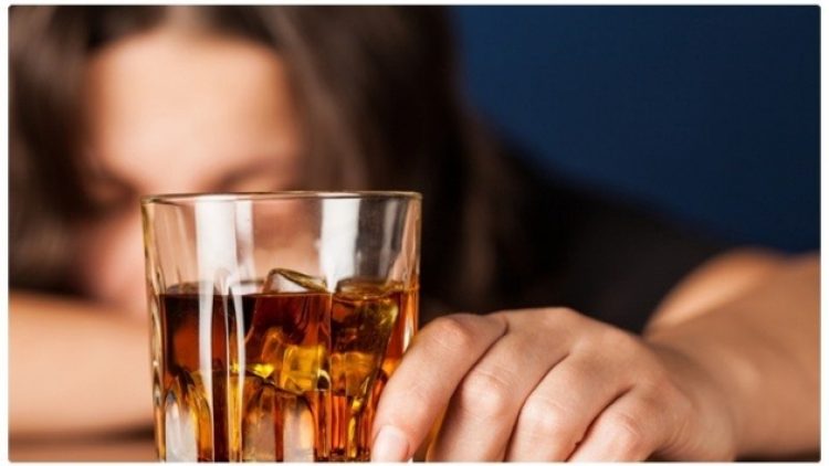 Alkole bağlı sağlık sorunlardan kadınlar daha fazla etkileniyor