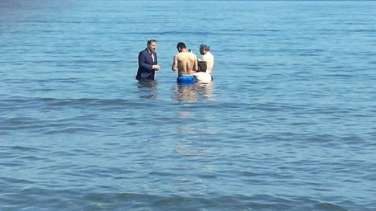 Saadet Partili aday denize takım elbiseyle girerek oy istedi