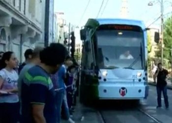 İstanbul’da tramvay raydan çıktı, seferler durdu