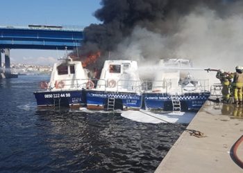 Haliç’te 3 deniz taksi yandı!