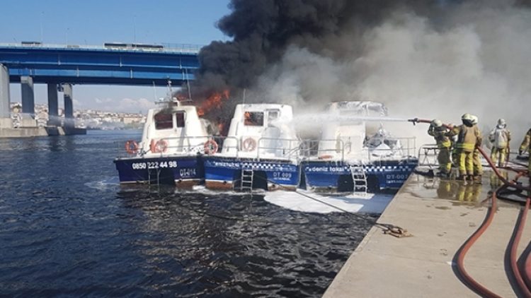 Haliç’te 3 deniz taksi yandı!