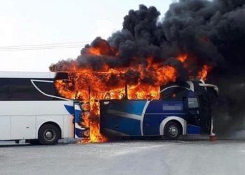 Seyir halindeki yolcu otobüsü yandı
