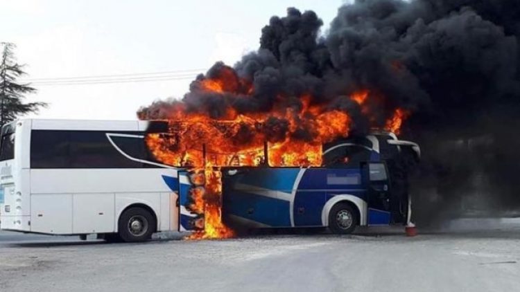 Seyir halindeki yolcu otobüsü yandı