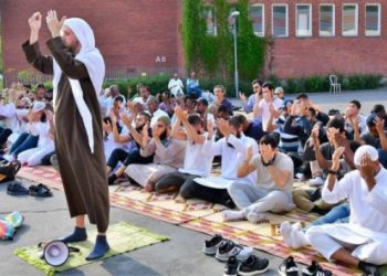 İsveç’te Müslümanlar yağmur duasına çıktı!