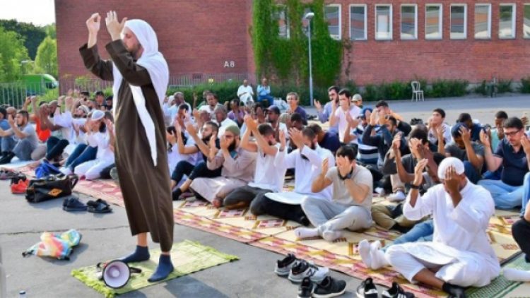 İsveç’te Müslümanlar yağmur duasına çıktı!