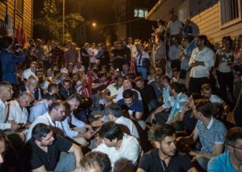 Akşener’in evinin önünde oturma eylemi