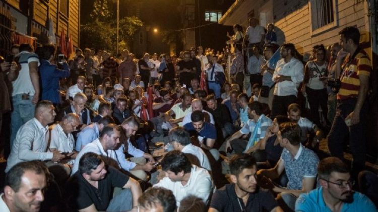 Akşener’in evinin önünde oturma eylemi