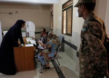 Pakistan’da genel seçimler için oy verme işlemi başladı