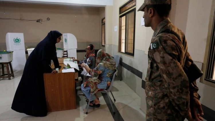 Pakistan’da genel seçimler için oy verme işlemi başladı