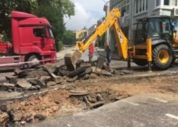 İstanbul’da yol çöktü, trafik durdu