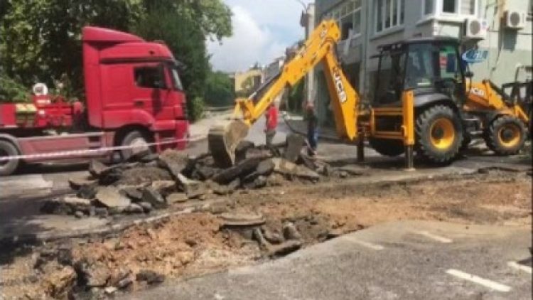 İstanbul’da yol çöktü, trafik durdu