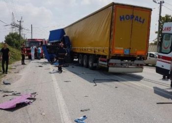 Halk otobüsü TIR’a çarptı: 1 ölü, çok sayıda yaralı