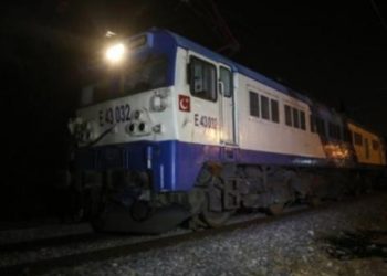 Rayların üzerinde otururken tren çarptı