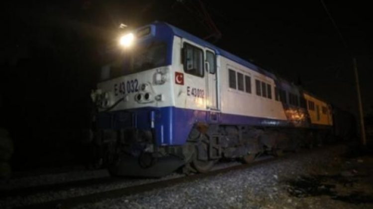 Rayların üzerinde otururken tren çarptı
