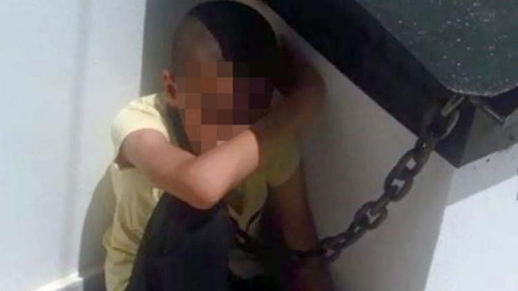 Oğlunu evin bacasına zincirledi!