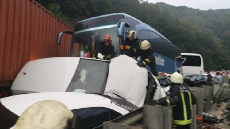 İnegöl’de zincirleme kaza: 1 ölü, 30 yaralı