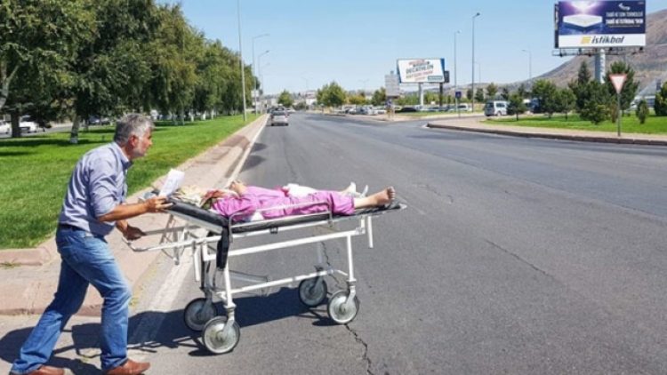 Ambulans verilmedi sedyede 700 metre taşındı!
