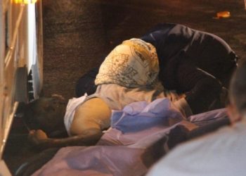 Kazada ölen oğlunu uyandırmaya çalıştı