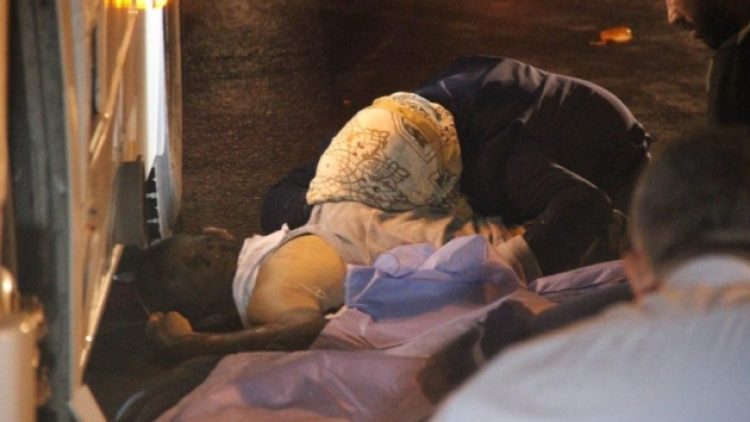 Kazada ölen oğlunu uyandırmaya çalıştı