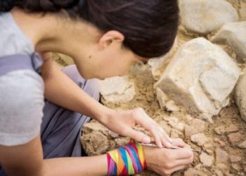 Beşiktaş’taki kazılarda 5500 yıllık 2 anne-kız figürini bulundu