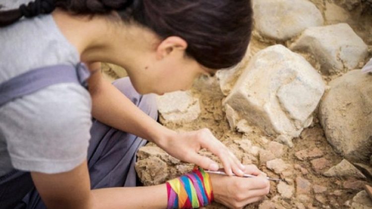 Beşiktaş’taki kazılarda 5500 yıllık 2 anne-kız figürini bulundu