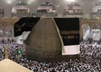 Kum fırtınasında Kâbe’nin örtüsü kalktı