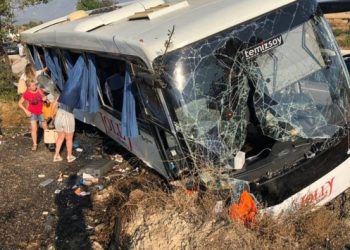 Tur otobüsü devrildi! Çok sayıda yaralı var