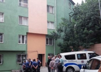 Oğlu balkondan düşen anne peşinden atladı