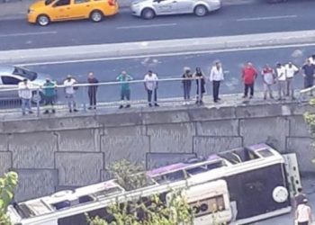 Sarıyer’de halk otobüsü devrildi