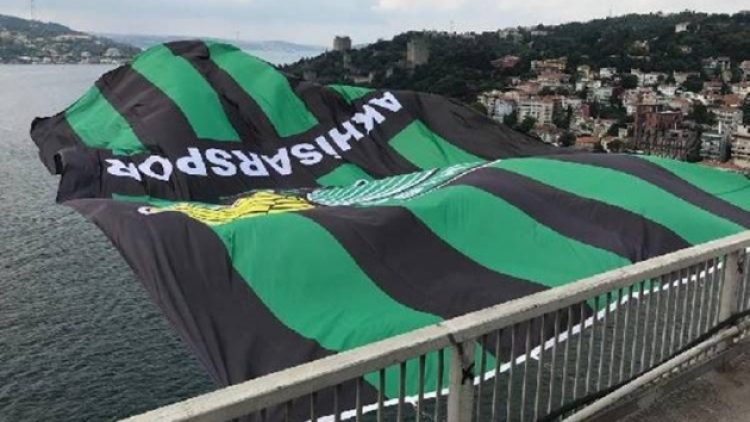 Akhisarspor bayrağı yine Boğaz’da
