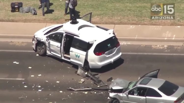 Apple’ın sürücüsüz aracı ilk kez kaza yaptı