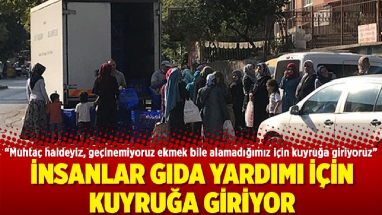 İnsanlar gıda yardımı için kuyruğa giriyor