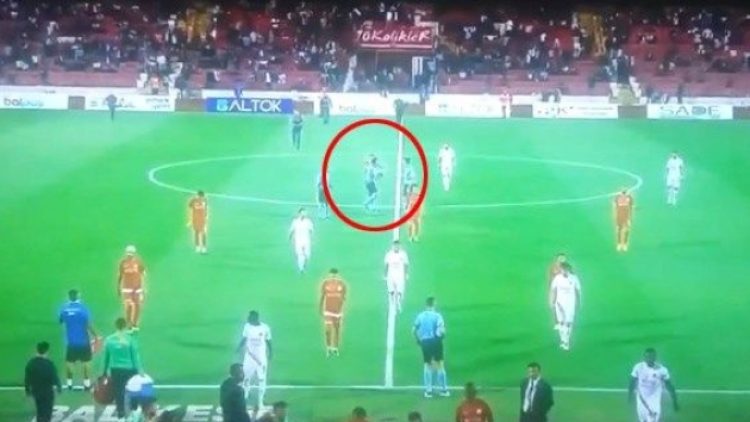 Taraftar sahaya girip hakemi dövdü! Maç yarıda kaldı