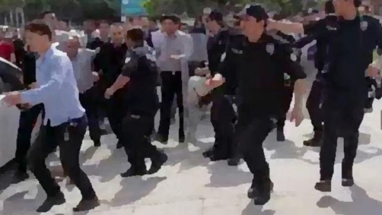 AKP’liler ile MHP’liler birbirine girdi polis müdahale etti