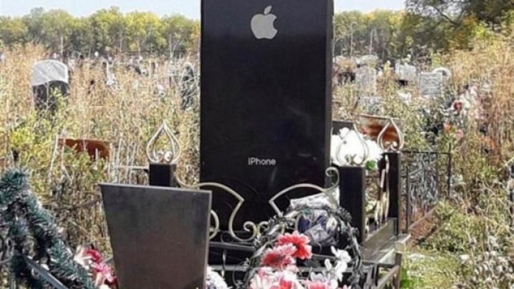 Çok sevdiği telefonu iPhone 6 mezar taşı oldu