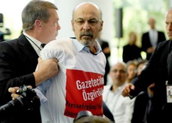 Erdoğan-Merkel toplantısında ‘Tutuklu gazetecilere özgürlük’ tişörtlü eylem