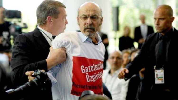 Erdoğan-Merkel toplantısında ‘Tutuklu gazetecilere özgürlük’ tişörtlü eylem