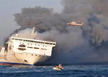 335 kişi taşıyan feribotta yangın
