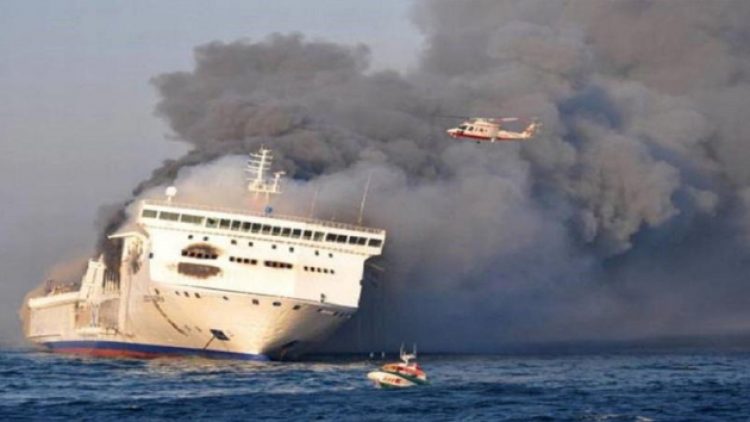 335 kişi taşıyan feribotta yangın