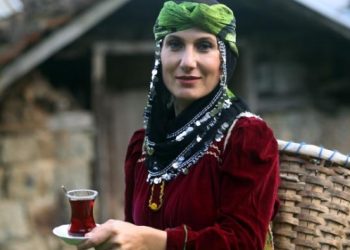 Çay demleme şampiyonu, doğru bilinen yanlışı açıkladı: Önce suyu ardından çayı koyacaksınız