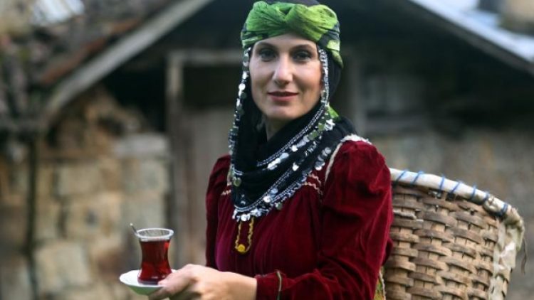 Çay demleme şampiyonu, doğru bilinen yanlışı açıkladı: Önce suyu ardından çayı koyacaksınız