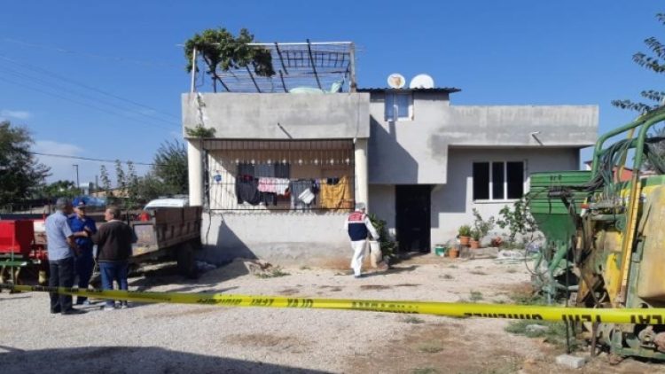 3 çocuğunu bıçaklayarak öldürdü